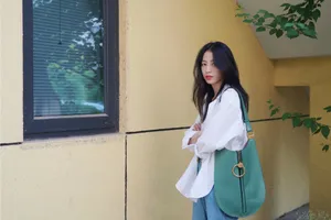 周雨彤简约清爽街拍图片_5