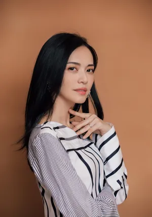 姚晨黑裙简约干练写真图片_2