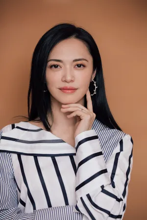 姚晨黑裙简约干练写真图片_4