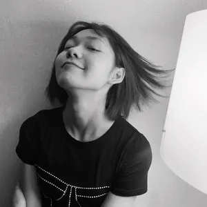 火箭少女101段奥娟黑白自拍照图片_1