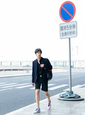 张宥浩简约私服机场写真图片_2