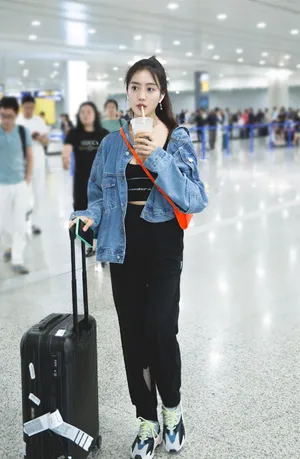 王梓薇青春活力机场照图片