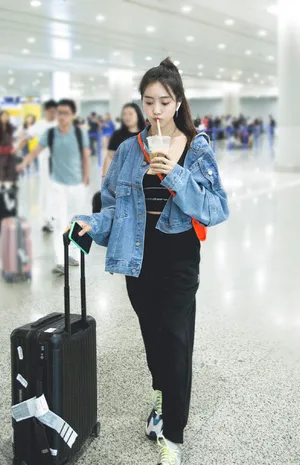 王梓薇青春活力机场照图片_2