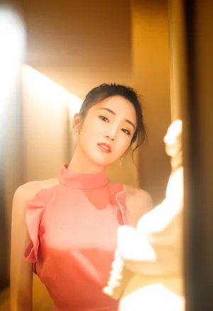 张可盈红色挂脖礼服性感图片_2