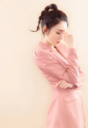 张可盈粉色西服性感魅力写真图片