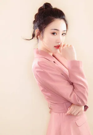 张可盈粉色西服性感魅力写真图片_2