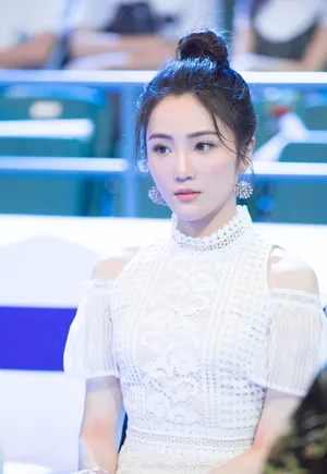 张可盈性感活动照图片