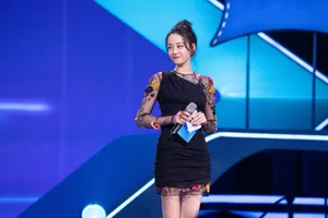 迪丽热巴最新综艺舞台照图片_10