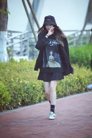 迪丽热巴清新下班私服照图片