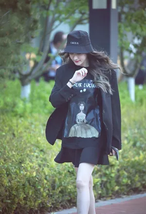 迪丽热巴清新下班私服照图片