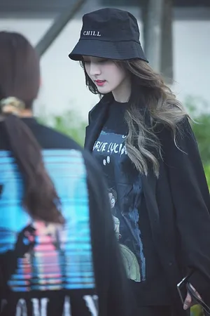 迪丽热巴清新下班私服照图片_3
