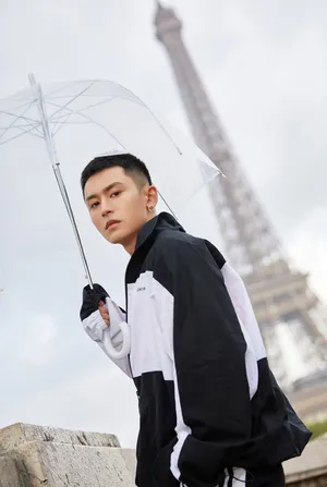 张哲瀚酷帅有型时尚街拍图片