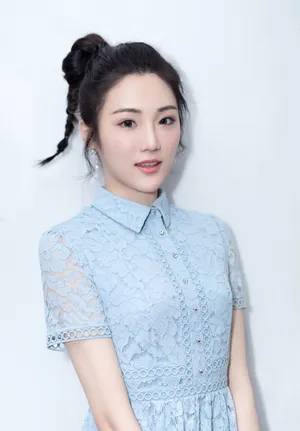 张可盈蓝色连衣裙性感图片_3