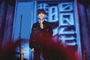 王源我是唱作人帅气舞台照图片_5