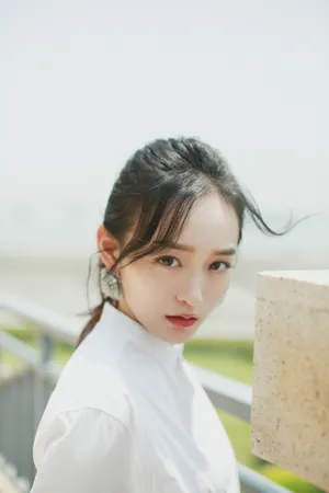 何泓姗清新甜美写真图片