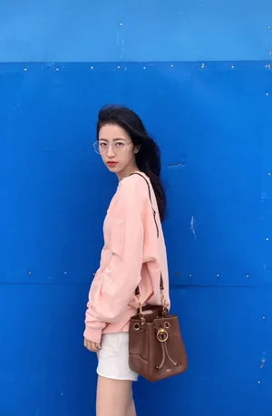 周雨彤甜美随性时尚街拍图片_1