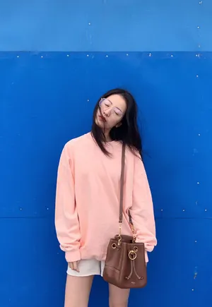 周雨彤甜美随性时尚街拍图片