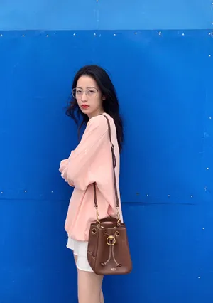 周雨彤甜美随性时尚街拍图片_2