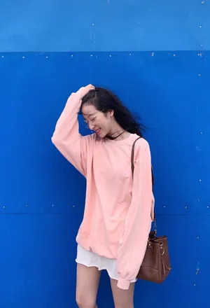 周雨彤甜美随性时尚街拍图片_3