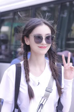 Angelababy《奔跑吧》俏皮路透图片