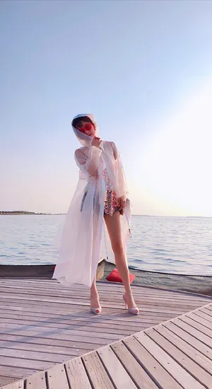 李念清凉性感海边写真图片