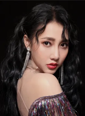 弦子性感优雅写真图片