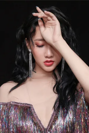 弦子性感优雅写真图片