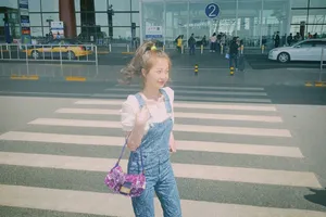 虞书欣清纯俏皮街拍照图片_3