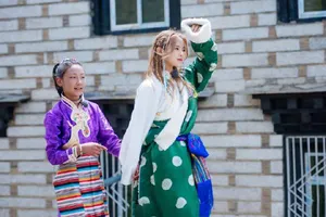 杨超越藏服彩辫唯美写真图片_2