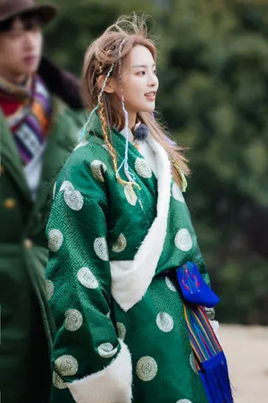 杨超越藏服彩辫唯美写真图片_4