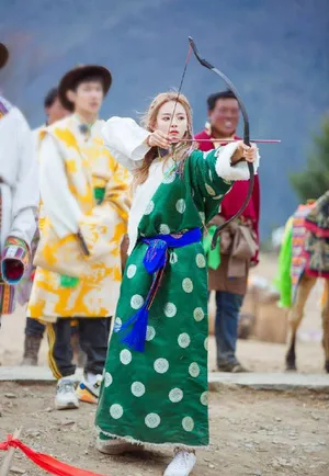 杨超越藏服彩辫唯美写真图片_6