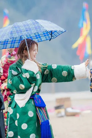 杨超越藏服彩辫唯美写真图片_7