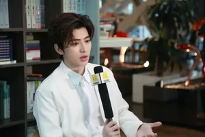 蔡徐坤白色西装帅气活动图片_2