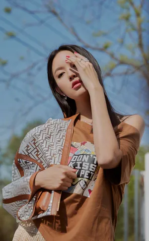 张梓琳酷美养眼时尚写真图片_1