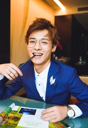 白澍蓝色西服帅气图片