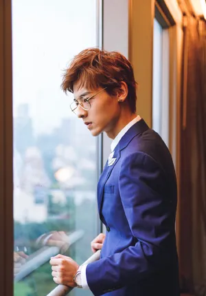 白澍蓝色西服帅气图片_9