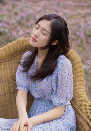 王双清新淡雅户外写真图片