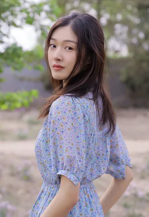 王双清新淡雅户外写真图片_2