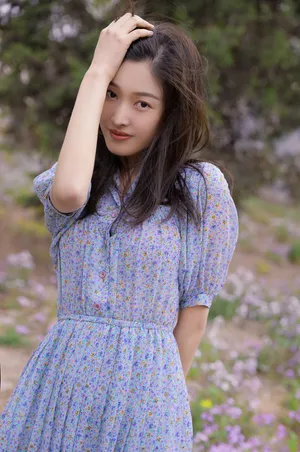 王双清新淡雅户外写真图片_8