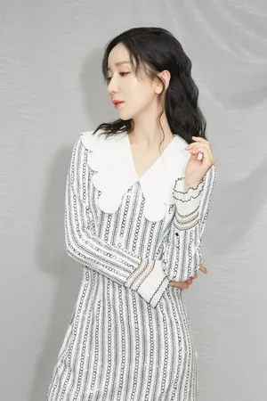娄艺潇清新秀丽写真图片