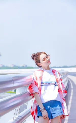 彭小苒清新甜美机场照图片_2
