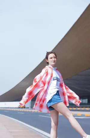 彭小苒清新甜美机场照图片_3