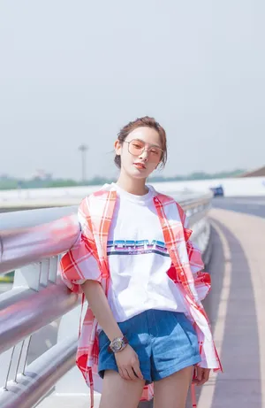 彭小苒清新甜美机场照图片_4