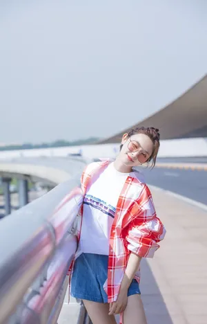 彭小苒清新甜美机场照图片_5