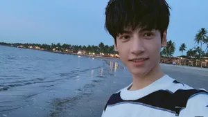 罗云熙海边帅气旅拍图片