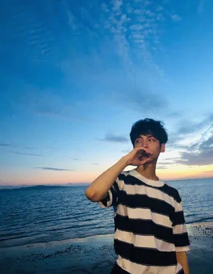罗云熙海边帅气旅拍图片_2