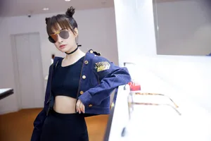 吴昕丸子头俏皮活动图片