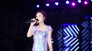 黄英性感闪亮写真图片_3