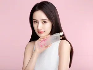 杨幂白皙性感代言写真图片