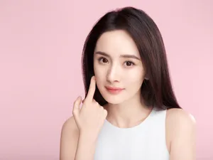 杨幂白皙性感代言写真图片